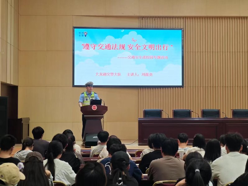 我校开展交通安全进校园主题活动...